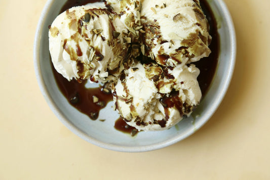 Vanilleeis mit gerösteten Kürbiskernen - unverpackt & lose